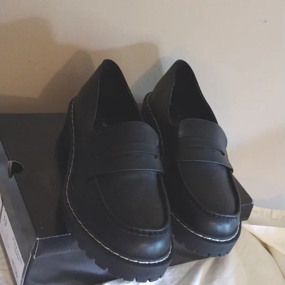 13 Torrid Classic Black Women's Slip-On Loafers - Picture 2 of 5